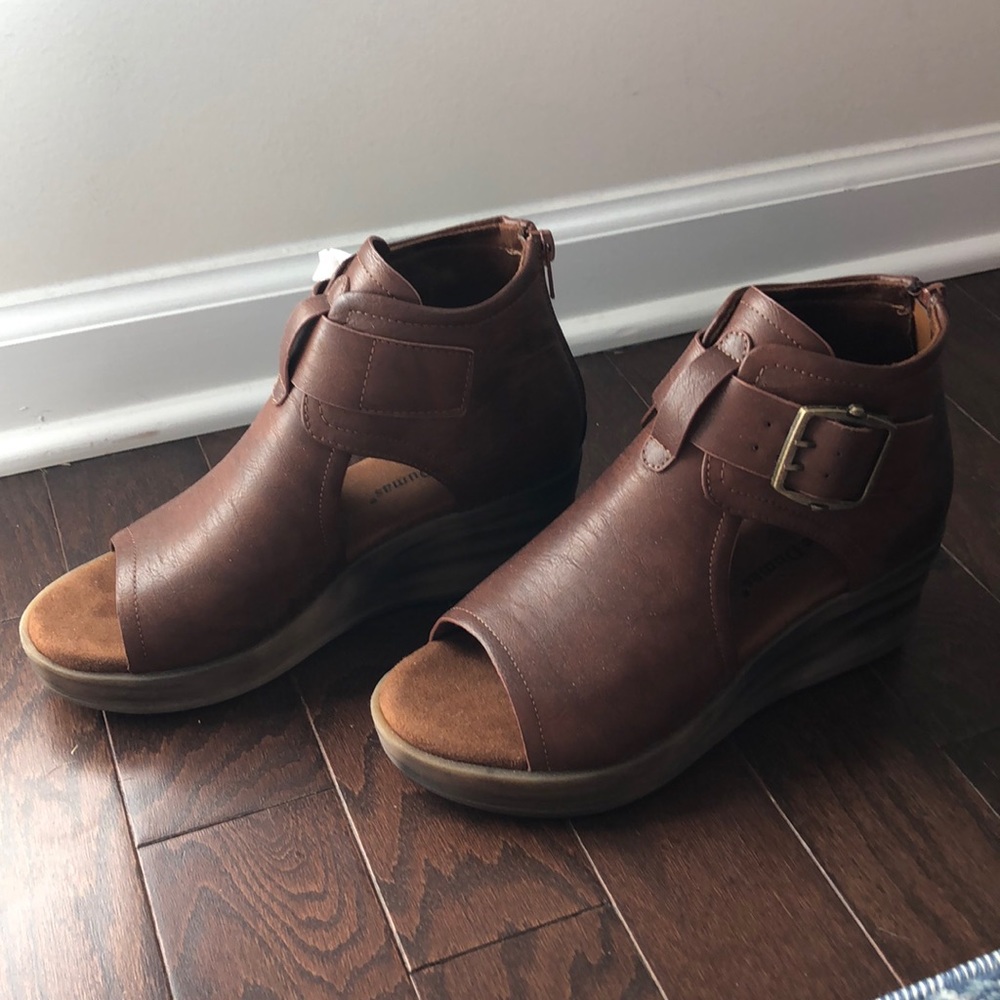 NWOT Pierre Dumas Wedges